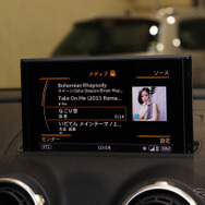 「純正メインユニット」の一例（欧州車）。