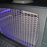 ハイエースで“もっと低音を！” パワードサブウーファーでは満足できず辿り着いた12インチの迫力［car audio newcomer］by custom & car Audio PARADA　前編