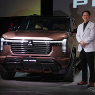 三菱自動車 岸浦恵介社長と新型パジェロ