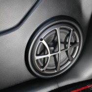 ミッドバスはドアの純正スピーカー位置をアウターバッフル化している。純正グリルを使ったプロテクションも美しい。