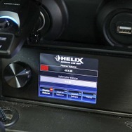 センタークラスター下部にダイレクターに合わせたベースプレートを設置、操作性や視認性も高い仕上がり。