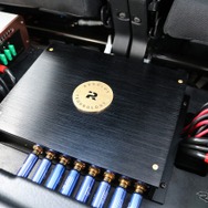 DSPにはリゾルトのT-DSPmk2を採用する。パワーアンプは左右対称に配置し中央部にDSPを置き、レイアウトにもこだわった。