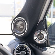 Aピラーにはミッドレンジ（2.1インチサイズ）、ドアミラー裏にツイーターパネルをワンオフしてインストールするスタイル。