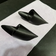 3Dプリンターで作ったパーツと車両の内張などをドッキングさせる作業。ぴたりとフィットするので接着作業がメインになる。