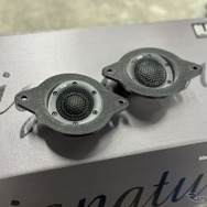 ダッシュ上部のツイーター取り付けスペースに角度をつけたツイーターパネルを設置するのも3Dプリンターならではの成型となる