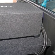 ケーブルはカプラーオンで設置され、大きな荷物を積載する際にはパワードサブウーファーを撤去できる構造。