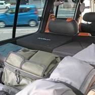 荷室は御覧の通り、キャンプギアや釣り道具などを満載する。パワードサブウーファーは左前方に設置しているのがわかる。