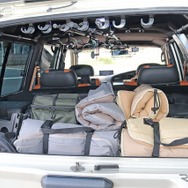 ベッドキットを設置しているため、荷室を上下二段に分けて利用できる。道具類の多いユーザーにはもってこいの仕様だ。