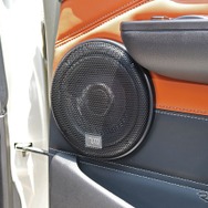 ドア純正位置へのスピーカー取り付けはかなり難航、裏側には3D形状のバッフルがワンオフされ薄型のブラム165R WFを取り付ける。