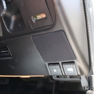 このクルマの象徴的なオーディオインストールのひとつがダッシュへの50mmスピーカー（ブラムLFR52）の取り付けだ。
