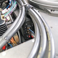P-100Rはフロント2ウェイ＋センタースピーカーをドライブするため、合計5台を用いている。