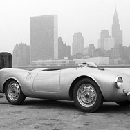 1953年に米国ニューヨーク・クイーンズの埠頭で撮影されたポルシェ『550スパイダー』