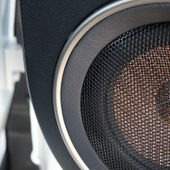 アウターバッフルは純正デザインを損なわない仕上がりとした。スピーカー周辺のリングパーツは純正を用いている。