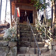 陣地後には小さな社があった