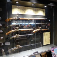長篠設楽原PAの土産物売り場の一角には火縄銃の展示もある