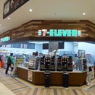 岡崎SA内に出展したセブンイレブン