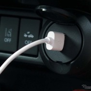 システムとの接続はライトニングケーブル1本を接続するだけ。バッテリーの充電も行われる