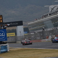 GT-R同士の優勝争いがチェッカーを迎える。