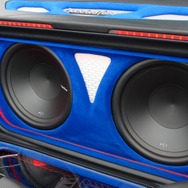 ロックフォード・パンチシリーズの12インチサブウーファーを２発インストール。切れの良い低域をパワフルに鳴らしきる。