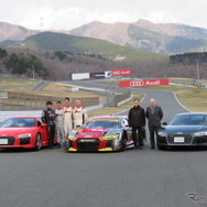 中央はGT300に参戦するアウディR8 LMS。