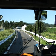 専用道を進むバス。単線の気仙沼線の線路敷地をそのまま改築したため1車線分の幅しかないが、一般車が進入しないため渋滞に巻き込まれることはない。