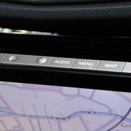 ハードスイッチはモニター天面に用意された
