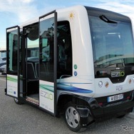 LIGIER社とrobosoft社のジョイントベンチャーEASY MILE社の手によって開発された『EZ10』