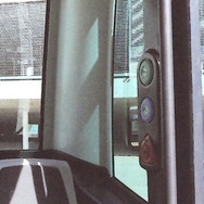 ドアの入口には緊急停止ボタン(一番上)、車椅子用昇降ボタンなどが装備
