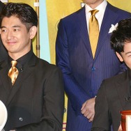 瑛太＆妻夫木聡／『殿、利息でござる！』完成披露“ゼニ集め”イベント