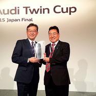 ジャパンファイナルサービス部門で優勝したAudi 山陰の吉村彰洋氏とアウディジャパン代表取締役・齋藤徹氏（左）