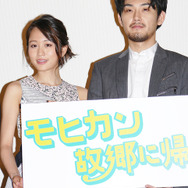『モヒカン故郷に帰る』（左から）前田敦子、松田龍平