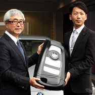 セントラル自動車技研代表取締役社長・田中徳兵衞氏と高宮祐樹選手（Central BMW 浦和営業所、4月9日）