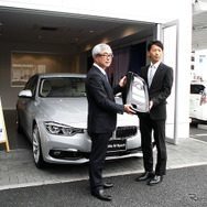 セントラル自動車技研代表取締役社長・田中徳兵衞氏と高宮祐樹選手（Central BMW 浦和営業所、4月9日）