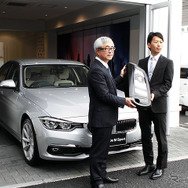 セントラル自動車技研代表取締役社長・田中徳兵衞氏と高宮祐樹選手（Central BMW 浦和営業所、4月9日）