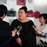 トヨタ新型『パッソ』発表イベントに登壇したマツコ・デラックス（東京・六本木、4月12日）