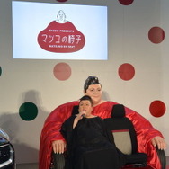 トヨタ 新型 パッソ PRイベントに登場した「マツコの椅子」