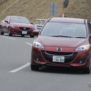 現行モデルのマツダ プレマシーと改良前のアテンザ