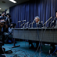 燃費データに不正があったとして謝罪する三菱自動車相川哲郎社長（20日）