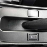 シートヒーターは運転席側が標準装備。「XT」セットオプション車なら助手席にも装備
