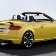 新型アウディ TT RS ロードスター