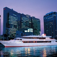 天王洲アイルの運河沿いに佇むレストラン・クルーズシップを併せ持つ複合施設「クリスタル ヨット クラブ」  ナイトクルーズの様子