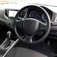 1.2L「XG」。ステアリング上のオーディオスイッチが非搭載