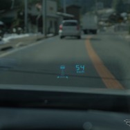 ヘッドアップティスプレイ。逆光の中でも視認性は悪くなかった。