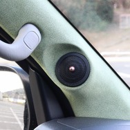 Ａピラーにトゥイーターをビルトインするスタンダードな取り付けピラーのカスタム処理もインテリアのカラーリングとマッチする。