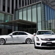 キャデラック CTS-V(左）とATS－V(右)