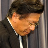 不正操作の経緯を説明し、退出する三菱自動車の相川哲郎社長（26日・霞が関）