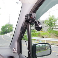 この位置に取り付けると車外の景色も乗員の顔もフレームに納めることができる。不用意にドアを開けると脱落してしまうのが難点。