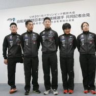 リオデジャネイロパラリンピックの自転車競技代表選手。左から川本翔大（19＝大和産業）、藤田征樹（31＝日立建機）、石井雅史（43＝藤沢市みらい創造財団）、鹿沼由理恵（34＝楽天ソシオビジネス）とパイロットの田中まい（26＝ガールズケイリン）