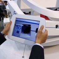 会場にあるタブレットをバーコードにかざすと、それぞれの役割の詳細が表示される
