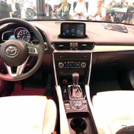 運転席回りだけを見る限りではとてもSUVには見えない